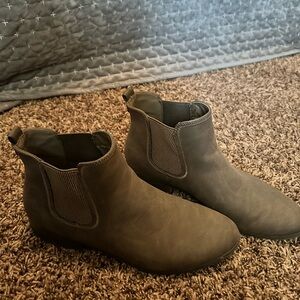 Gray ankle boots ✨